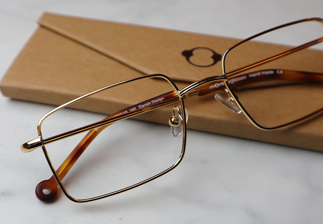 Foldet brille etui co2 venlig transport og lavet af genbrugspapir